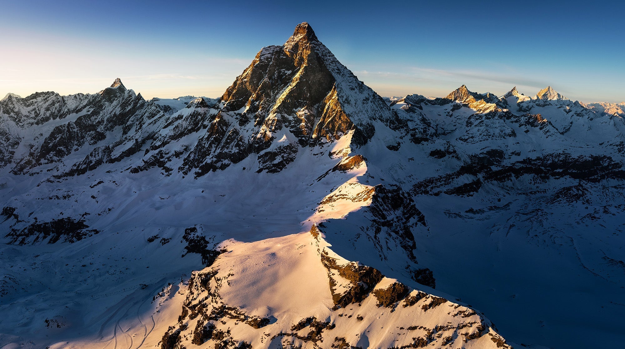 Le Cervin au coucher de soleil depuis Zermatt — lueurs dorées sur le granite