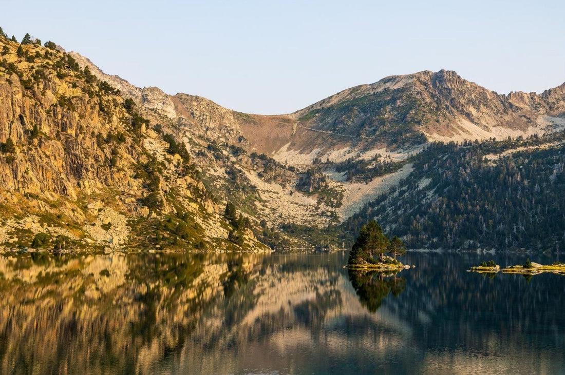Tableau photo d’un lac de montagne dans la lumière du matin