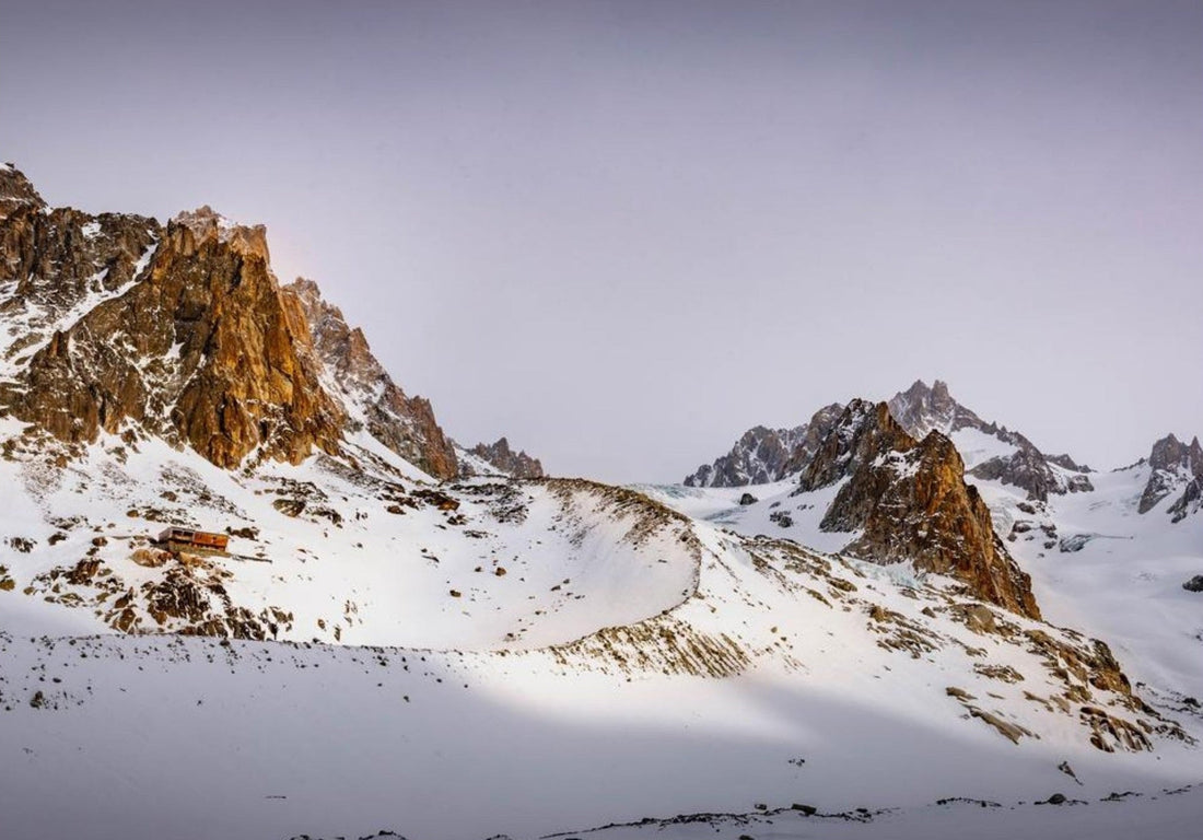 Tableau photo d’un refuge d’altitude dans un paysage enneigé des Alpes