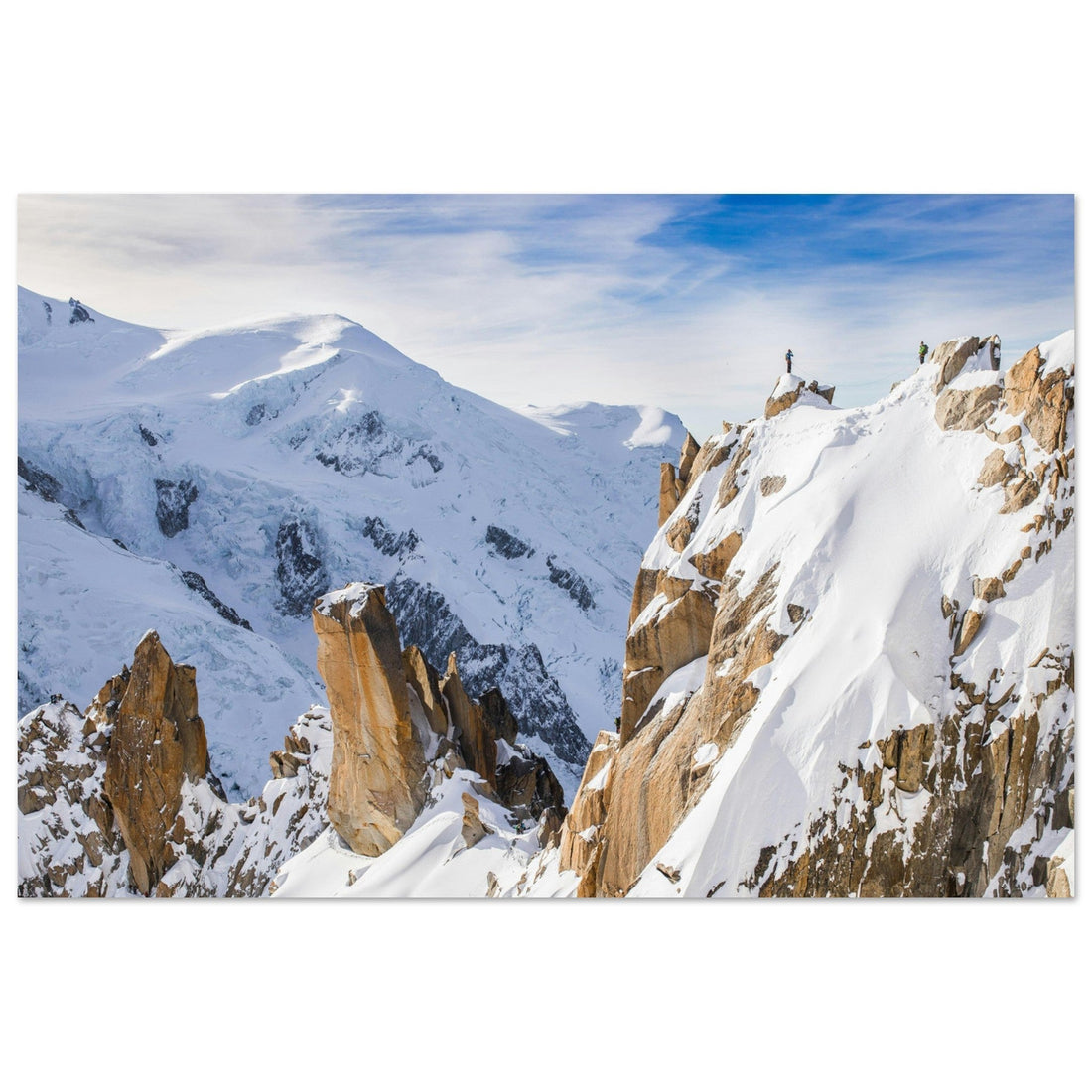 Arête des Cosmiques enneigée et alpinistes vus depuis le secteur de l’Aiguille du Midi à Chamonix