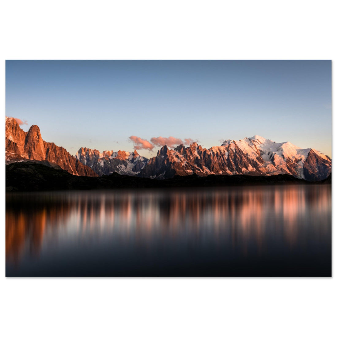 Reflet du massif du Mont-Blanc dans un lac des Chéserys, depuis les Aiguilles Rouges à Chamonix, en Haute-Savoie
