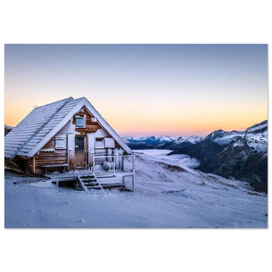 Un refuge de la Valette enneigé au lever du soleil dans le massif de la Vanoise, en Savoie