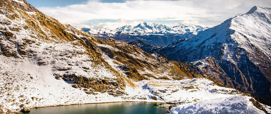 Premières neiges dans les Alpes : poésie de l’hiver à la maison - Tableaux photos paysages ｜ Alu Art Mountains