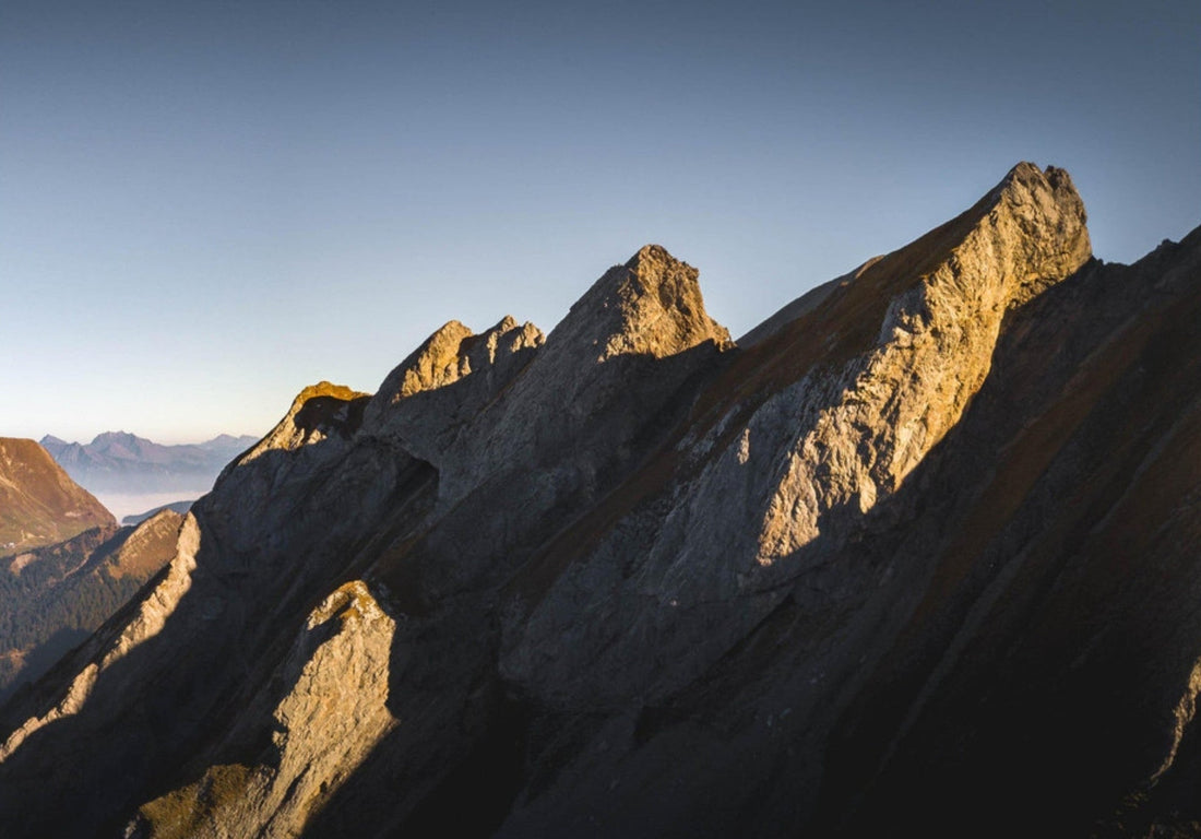 Chaîne des Aravis au coucher du soleil, photographiée depuis un point de recul