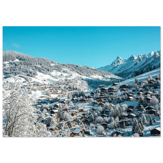 Village de La Clusaz enneigé, son clocher et les crêtes des Aravis en Haute-Savoie
