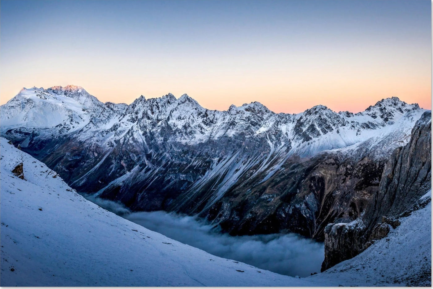 Photo d'un lever de soleil sur le glacier de Gébroulaz, le Dôme de Polset et l'Aiguille de Péclet