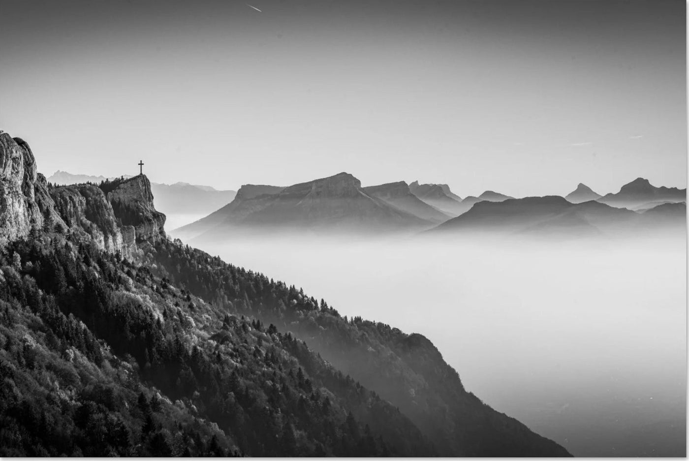 Photo de la Croix du Nivolet devant le massif de la Chartreuse en noir et blanc