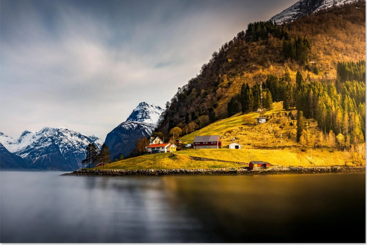 Photo d'un coucher de soleil dans un fjord en Norvège