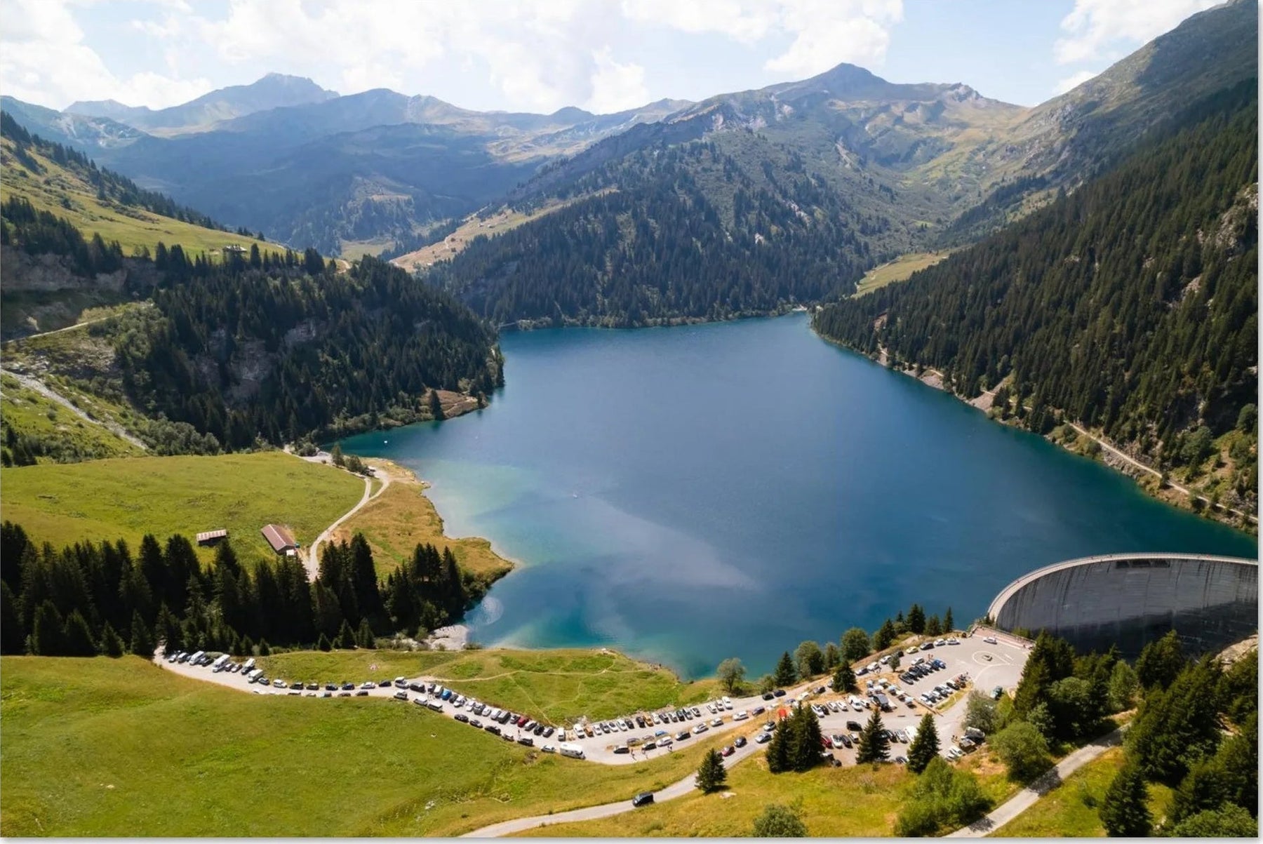 Photos aériennes de crêtes, de forêts, de routes et de paysages alpins