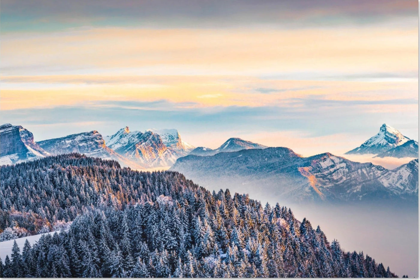Photo d'un coucher de soleil sur la Chartreuse enneigée