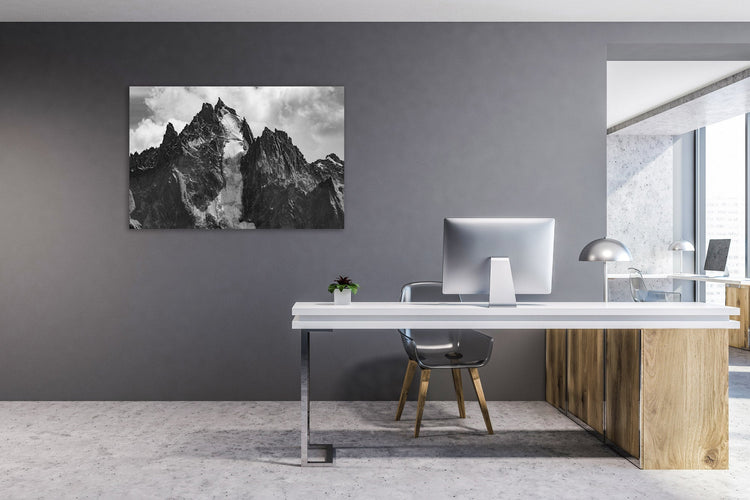 Tableau photo de paysage de montagne dans les Alpes accroché au mur d’un bureau moderne