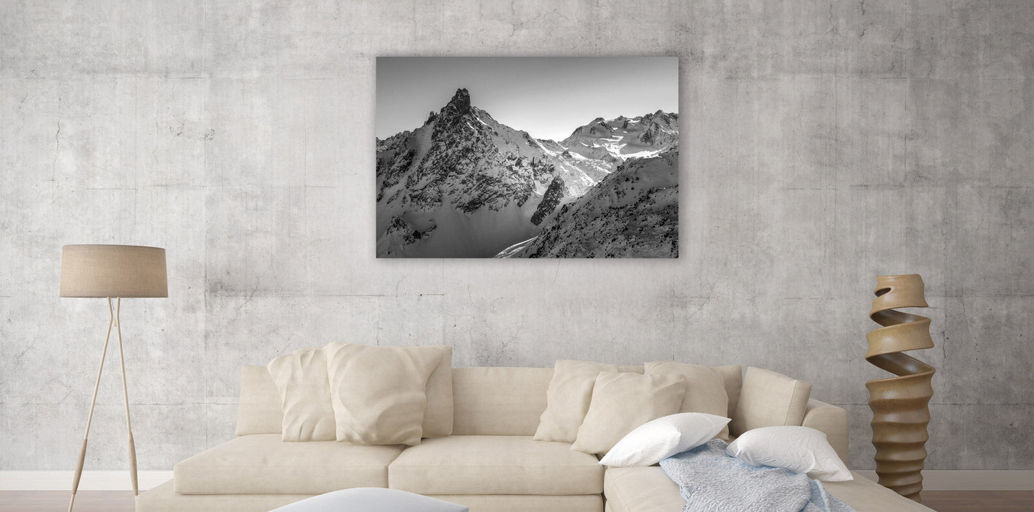 Grand tableau photo de paysage de montagne sur alu Dibond accroché au-dessus d’un canapé dans un salon moderne