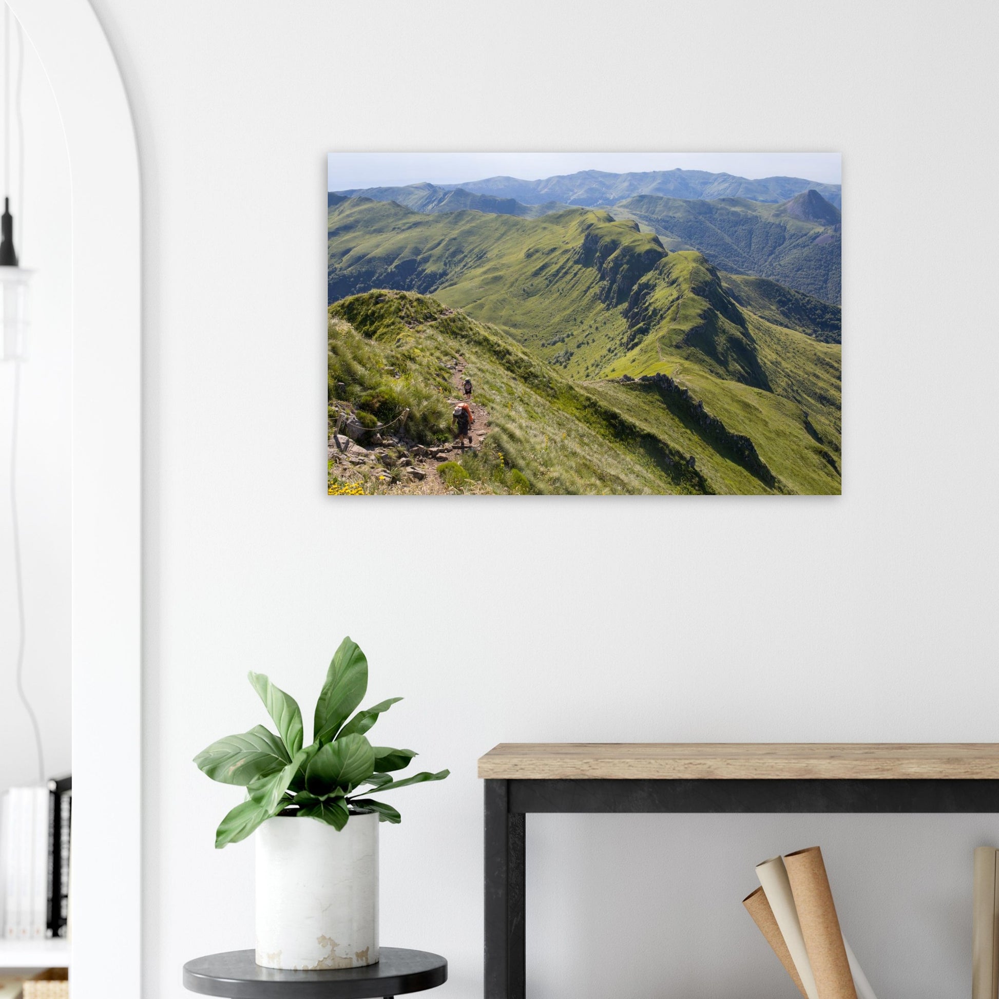 Tableau photo « le panorama volcanique des monts du Cantal depuis le Puy Mary » dans un espace de vie – simulation 60 × 90 cm