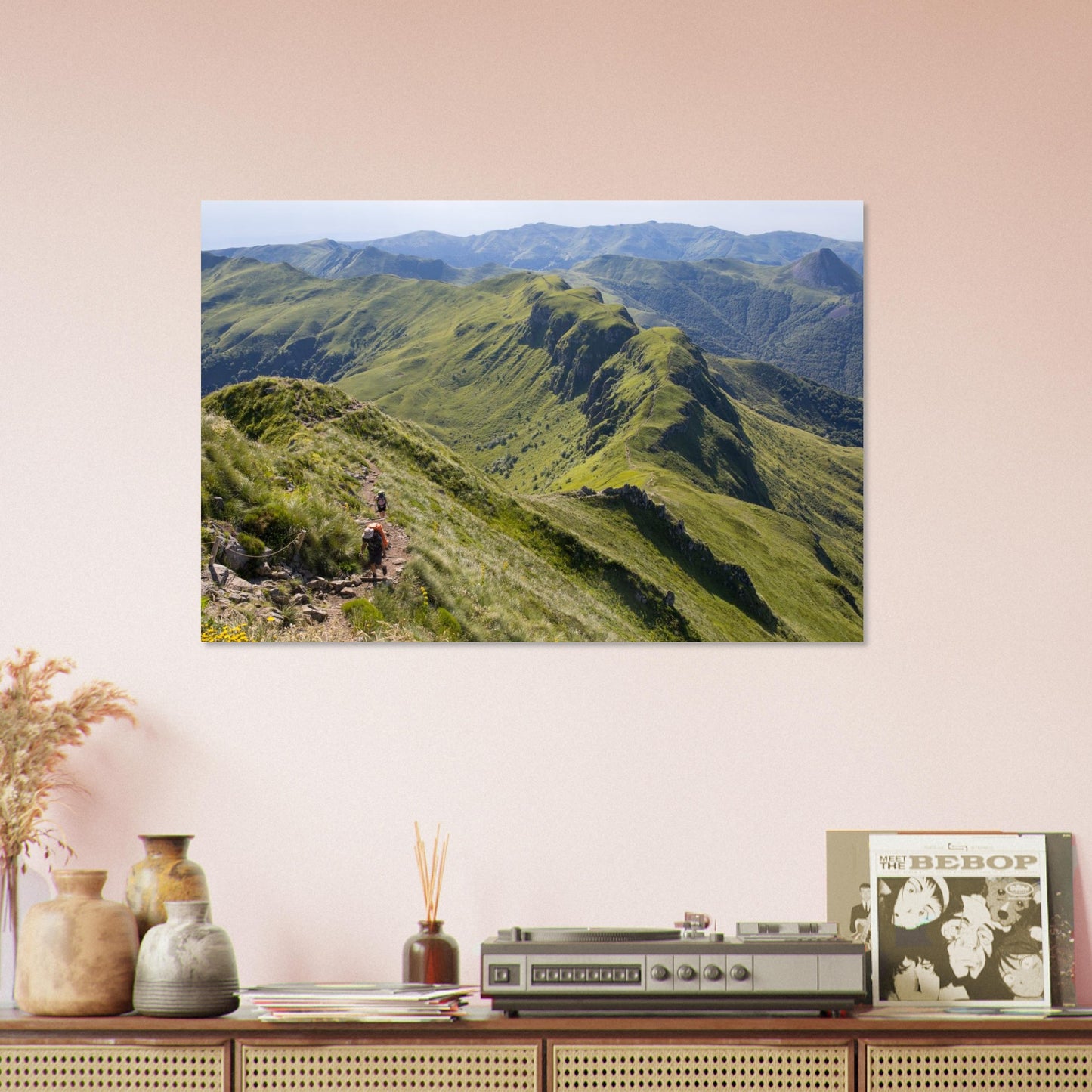 Tableau photo « le panorama volcanique des monts du Cantal depuis le Puy Mary » dans un espace de travail – simulation 60 × 90 cm