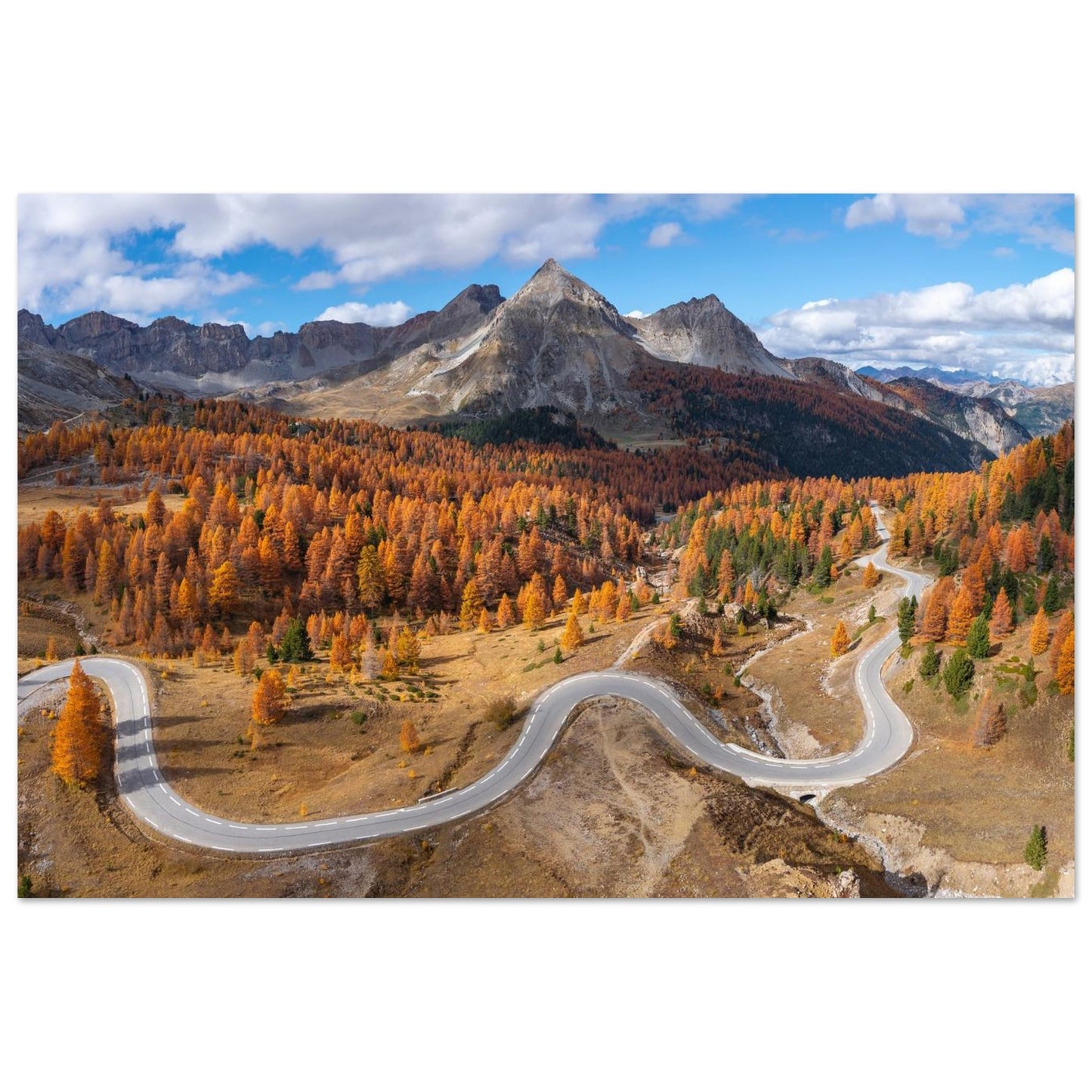Route du col d’Izoard dans les mélèzes d’automne — tableau photo de montagne en Alu Dibond, fabrication française