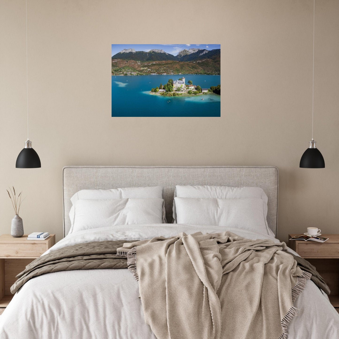 Tableau « château de Duingt sur les eaux turquoise du lac d’Annecy vu du ciel » dans une cuisine moderne – simulation 50 × 70 cm