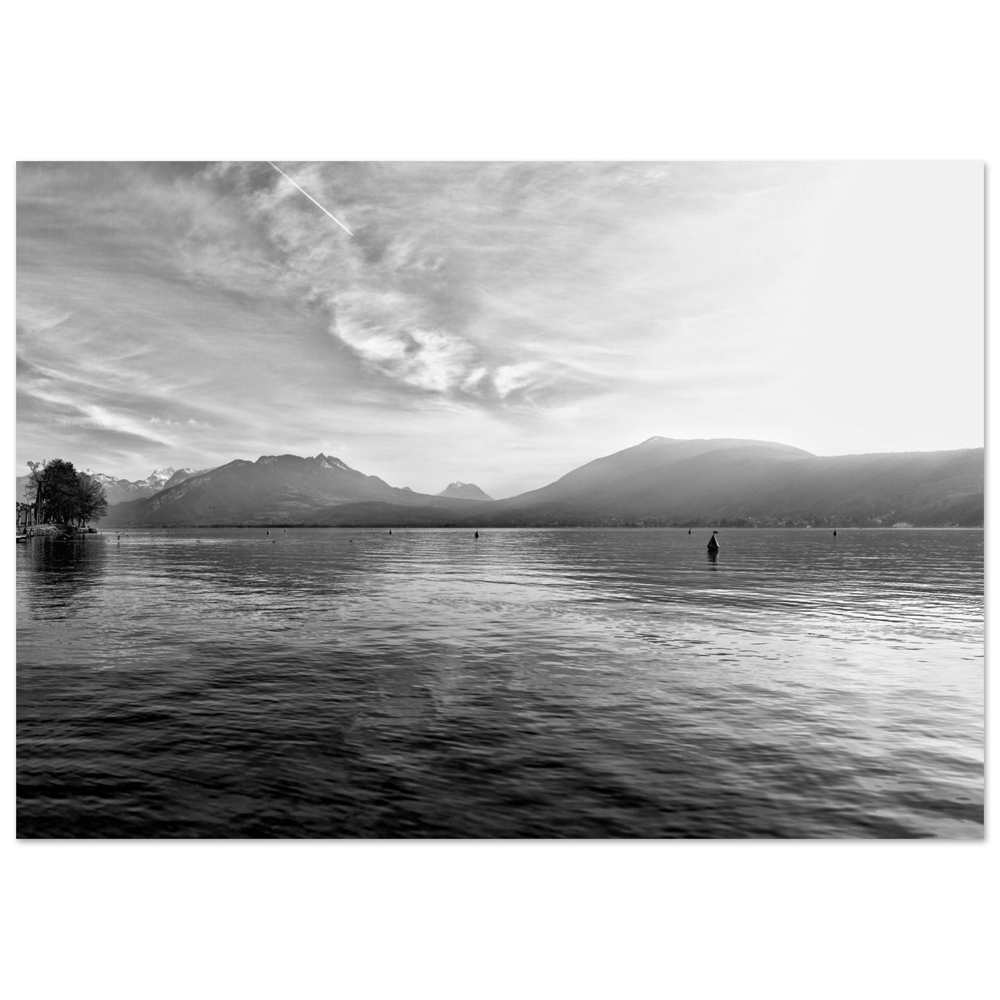 Tableau « lac d’Annecy face aux Alpes enneigées en hiver » dans un salon épuré – simulation 50 × 70 cm