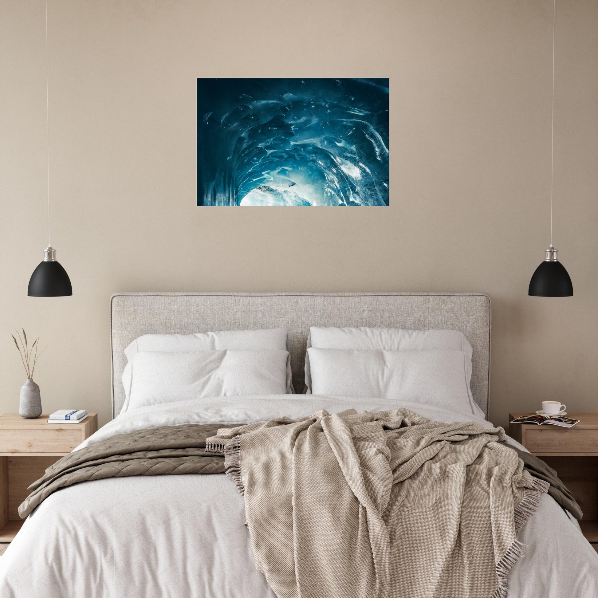 Tableau « grotte de glace bleue de la Mer de Glace au Montenvers à Chamonix » dans un espace de travail – simulation 50 × 70 cm