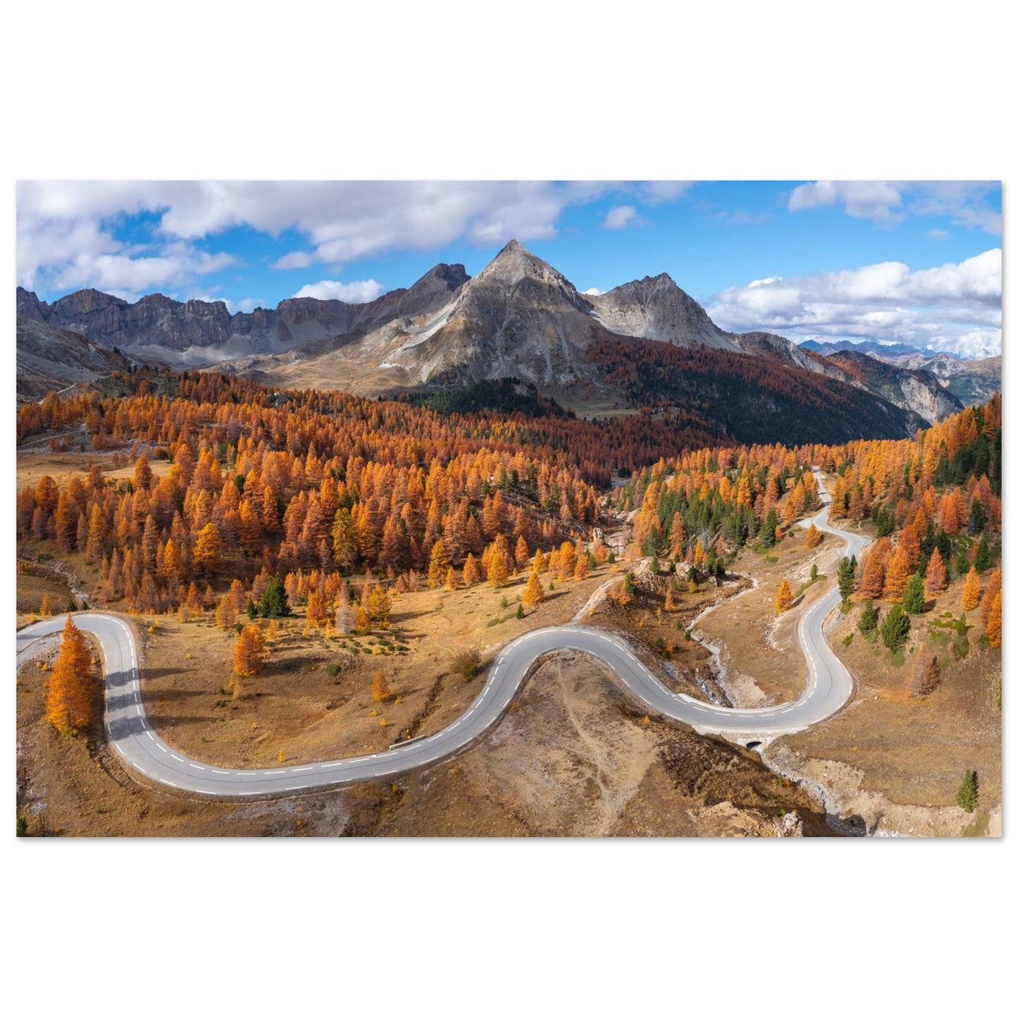 Route du col d’Izoard dans les mélèzes d’automne — tableau photo de montagne en Alu Dibond, fabrication française