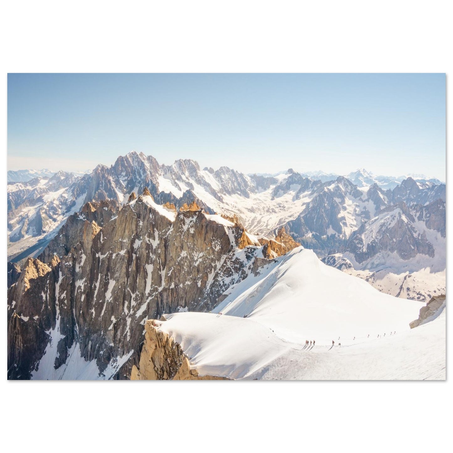 Tableau « alpinistes descendant de l’Aiguille du Midi vers la Vallée Blanche » dans un salon épuré – simulation 50 × 70 cm