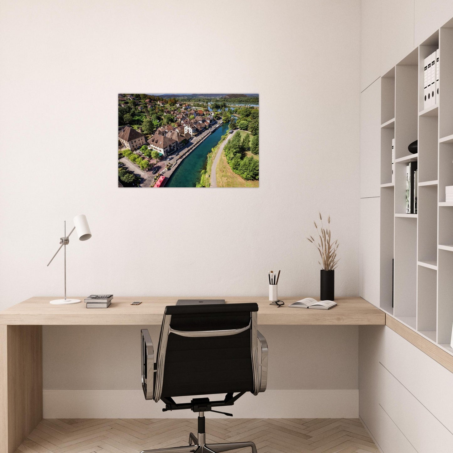 Tableau « vue aérienne de Chanaz et du canal de Savières en Savoie » dans un espace de travail – simulation 50 × 70 cm
