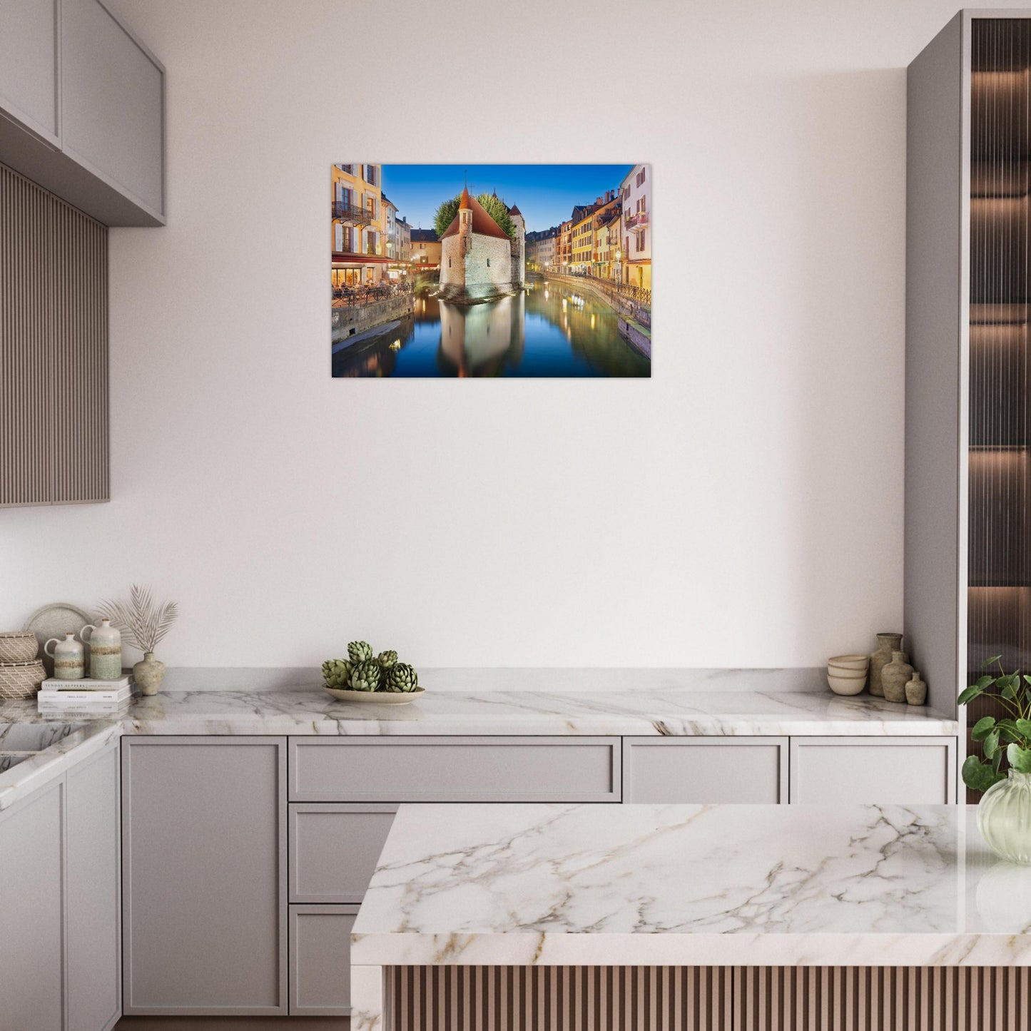 Tableau « Palais de l’Île illuminé au crépuscule dans la vieille ville d’Annecy » dans une chambre – simulation 50 × 70 cm