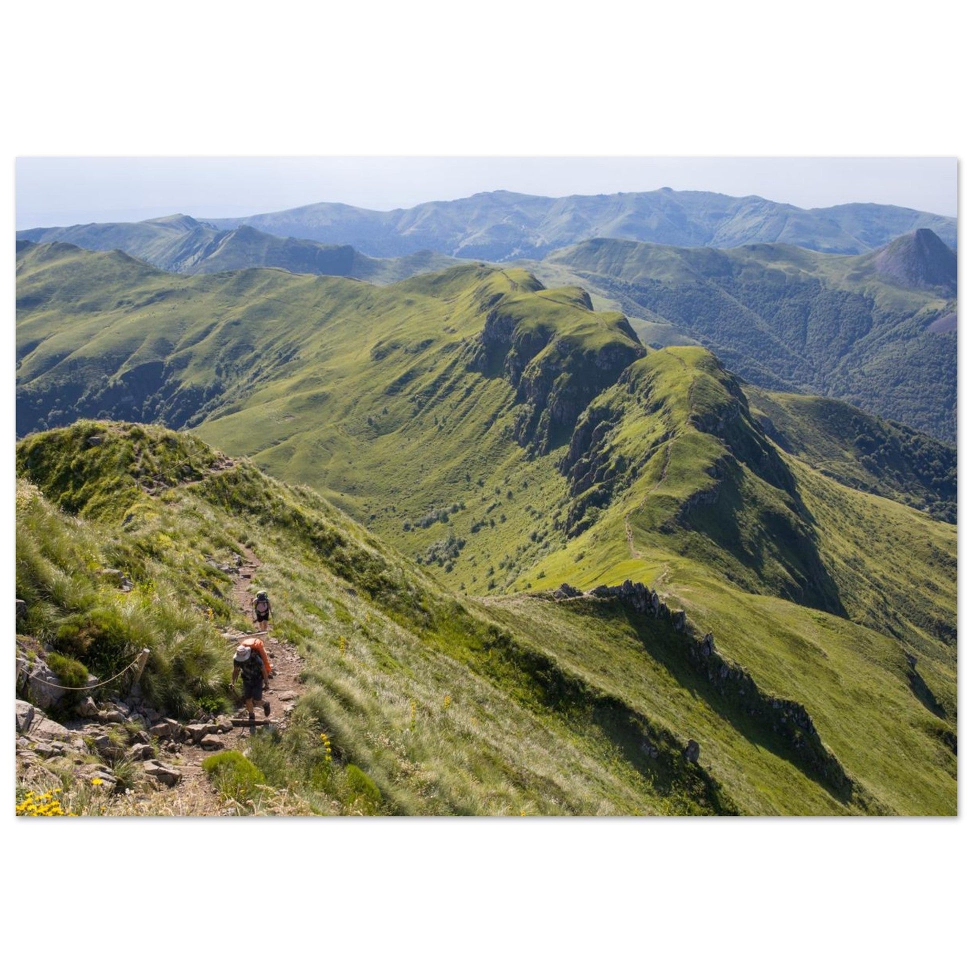 Tableau photo du panorama volcanique du Puy Mary intégré à un intérieur contemporain