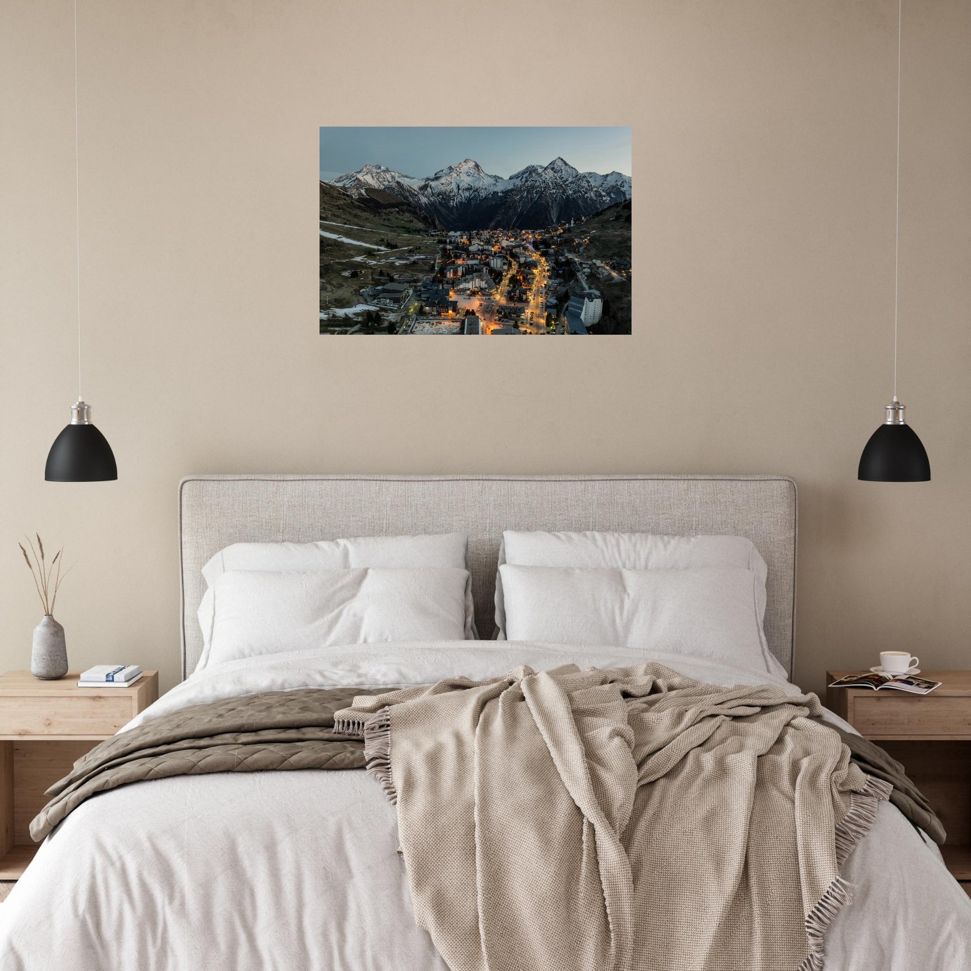 Tableau photo « les Deux Alpes vues du ciel au coucher du soleil en hiver » dans un espace de travail – simulation 60 × 90 cm
