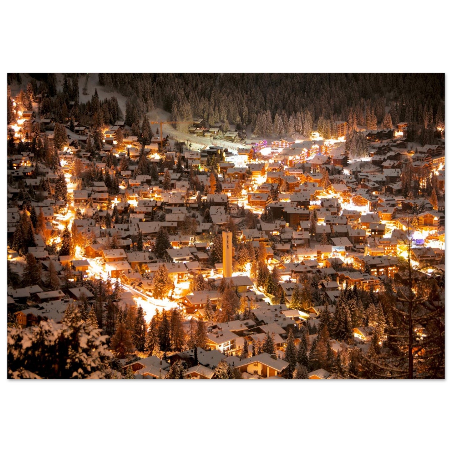 Tableau « Verbier sous la neige et illuminé à la tombée de la nuit dans le Valais » dans un intérieur contemporain – simulation 50 × 70 cm