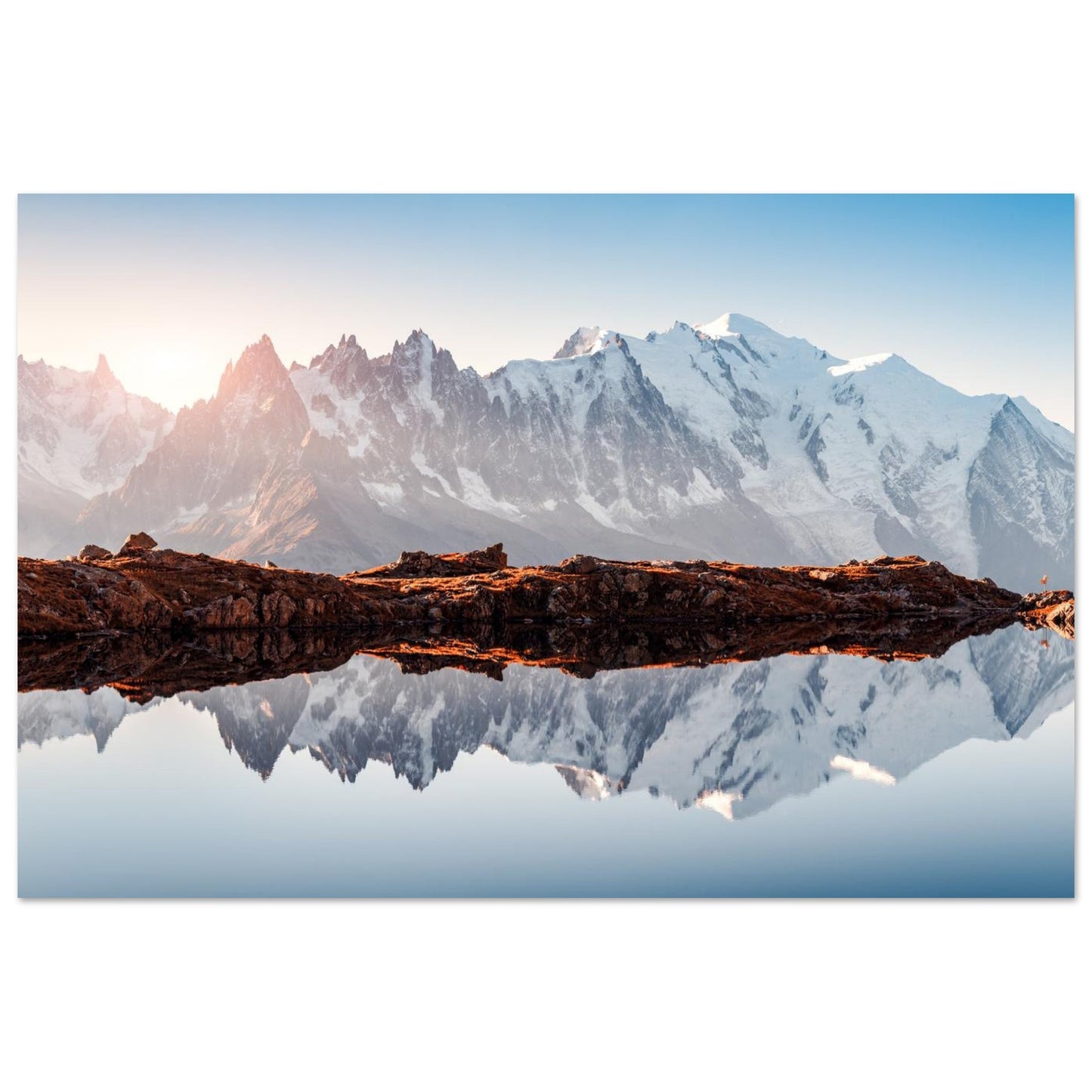 Tableau « lacs des Chéserys reflétant le massif du Mont-Blanc à Chamonix » dans un salon épuré – simulation 50 × 70 cm