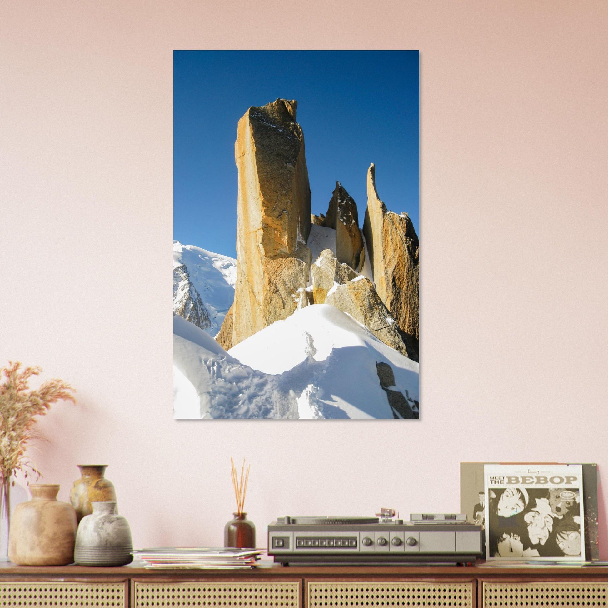 Tableau « alpinistes sur l’arête des Cosmiques près de l’Aiguille du Midi » dans un espace de vie – simulation 50 × 70 cm
