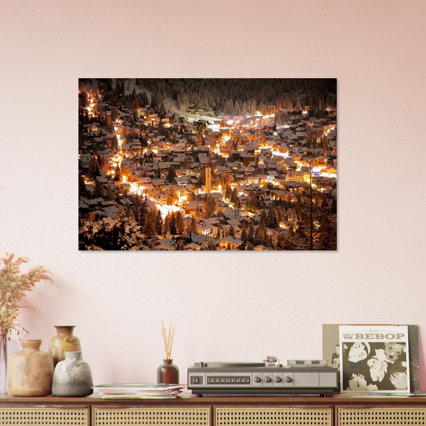 Tableau « Verbier sous la neige et illuminé à la tombée de la nuit dans le Valais » sur un mur clair – simulation 50 × 70 cm