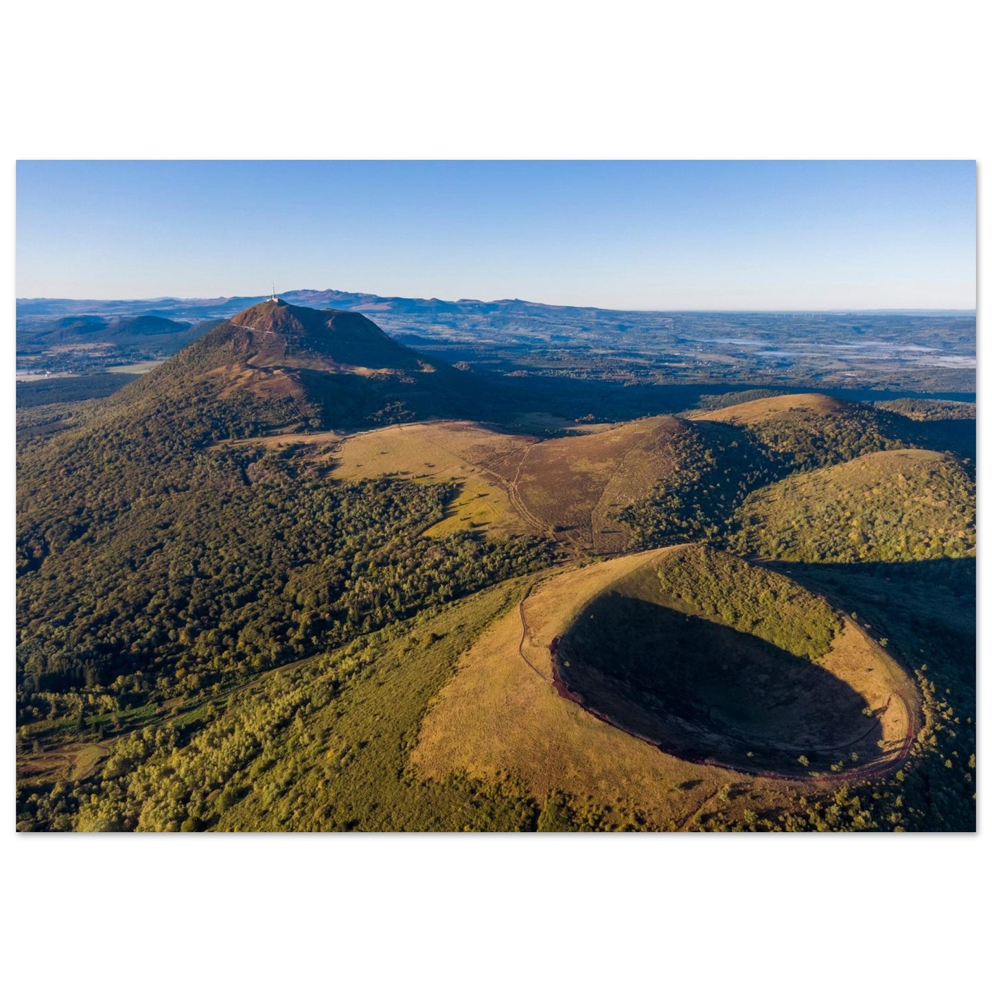 Tableau « vue aérienne du Puy de Pariou et du Puy de Dôme en Auvergne » dans une chambre contemporaine – simulation 50 × 70 cm