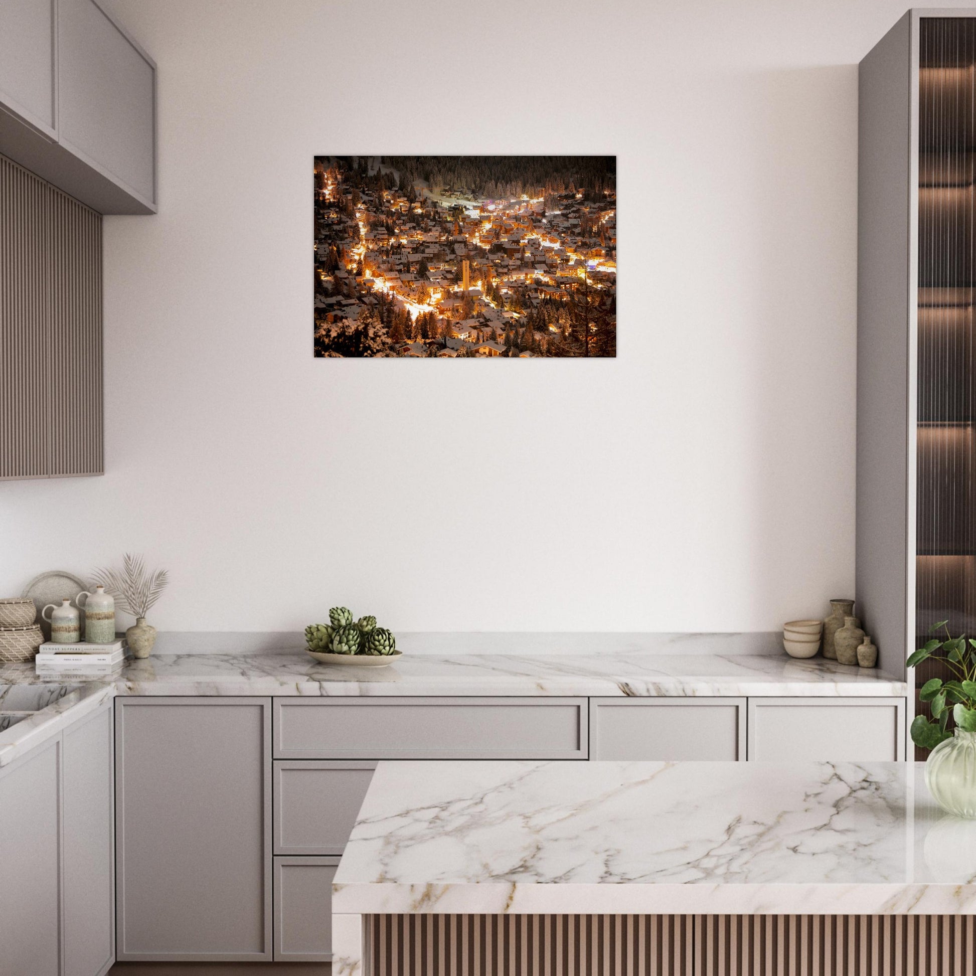 Tableau « Verbier sous la neige et illuminé à la tombée de la nuit dans le Valais » dans un espace de travail – simulation 50 × 70 cm