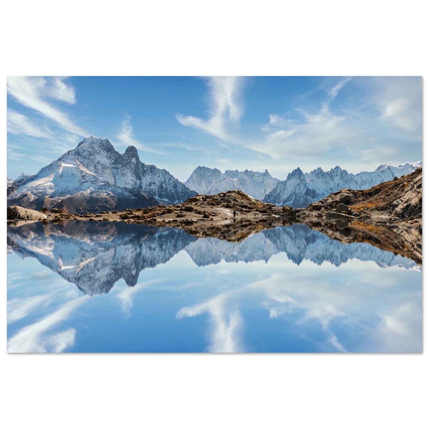 Tableau « Lac Blanc reflétant le massif du Mont-Blanc à Chamonix » dans une chambre contemporaine – simulation 50 × 70 cm