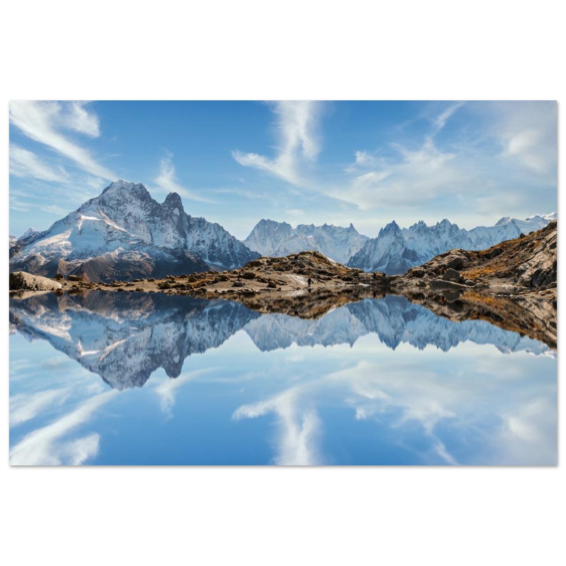 Tableau « Lac Blanc reflétant le massif du Mont-Blanc à Chamonix » dans une chambre contemporaine – simulation 50 × 70 cm
