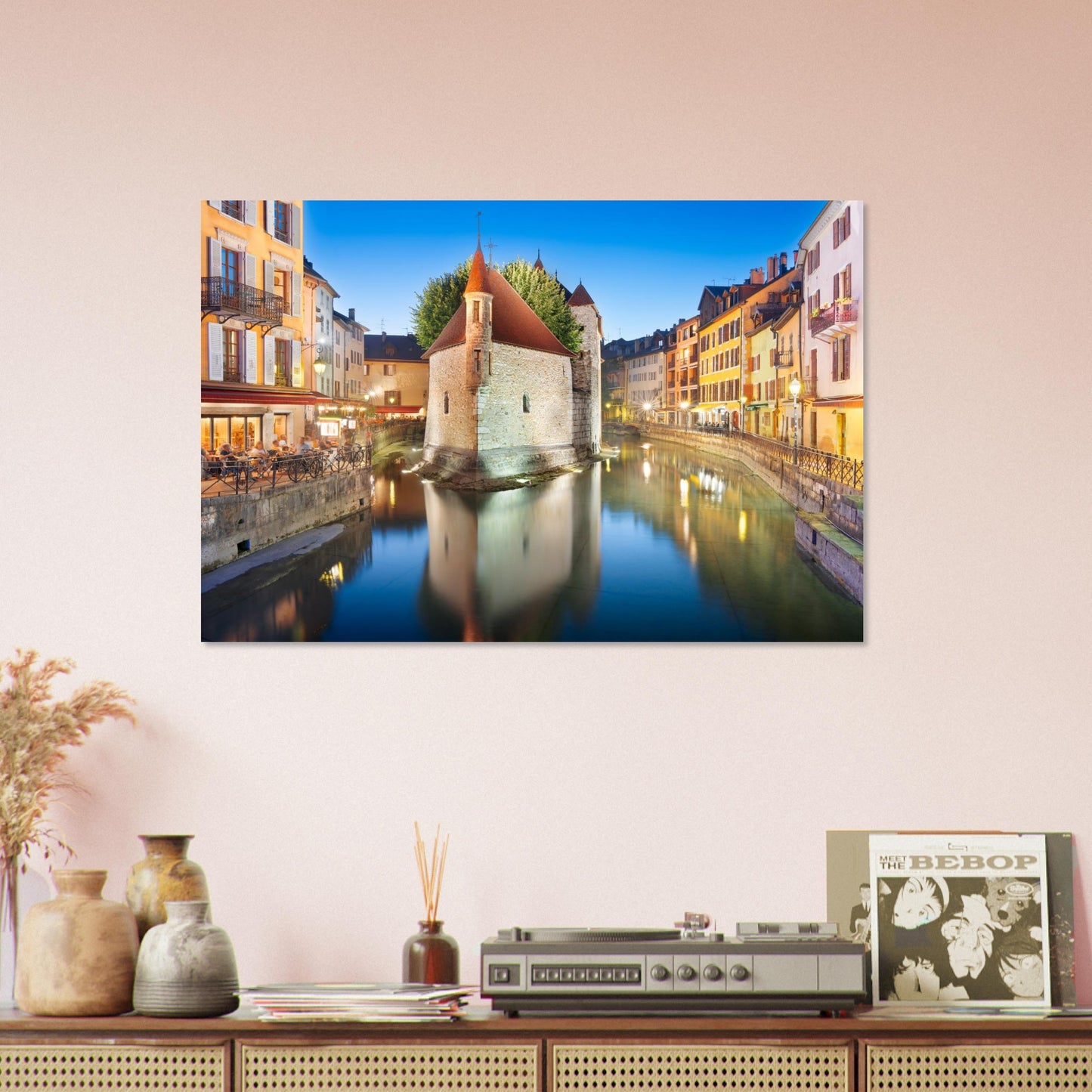 Tableau « Palais de l’Île illuminé au crépuscule dans la vieille ville d’Annecy » sur un mur clair – simulation 50 × 70 cm