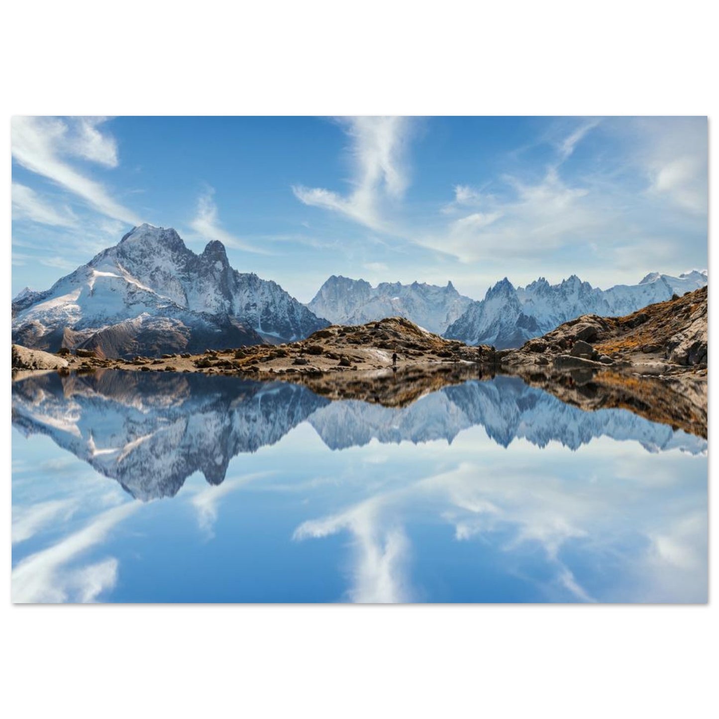Tableau « Lac Blanc reflétant le massif du Mont-Blanc à Chamonix » dans un intérieur contemporain – simulation 50 × 70 cm