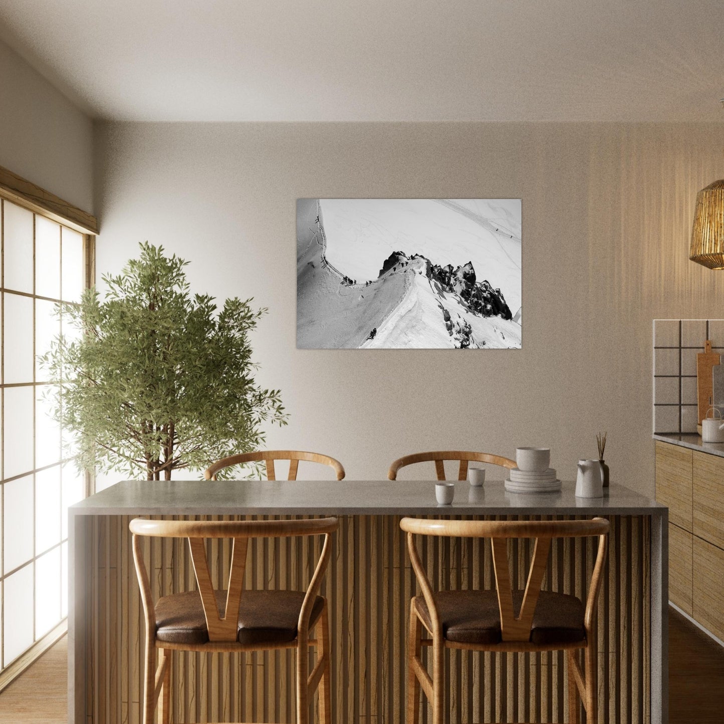 Tableau « alpinistes sur la Vallée Blanche depuis l’Aiguille du Midi en noir et blanc » dans un espace de vie – simulation 50 × 70 cm