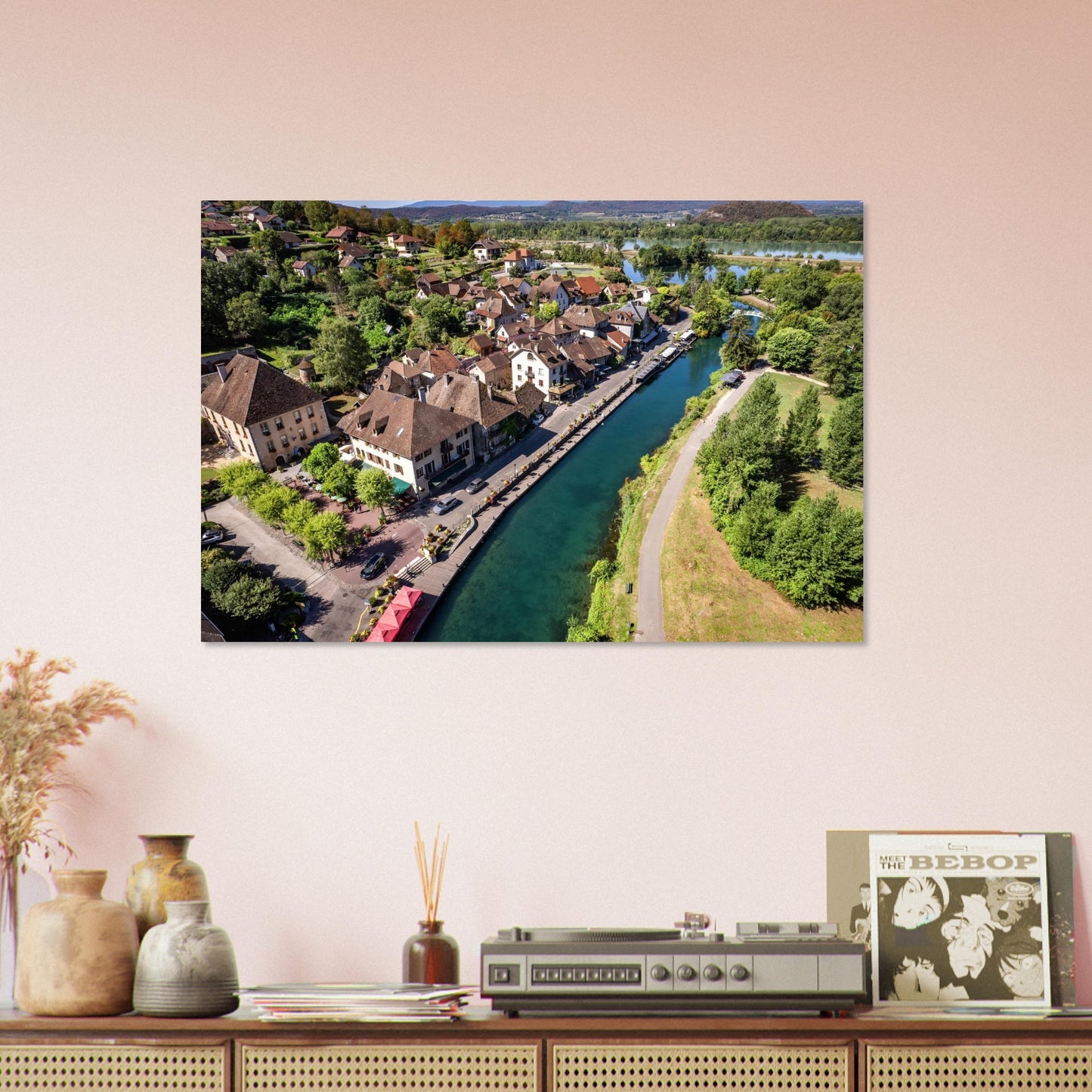 Tableau « vue aérienne de Chanaz et du canal de Savières en Savoie » sur un mur clair – simulation 50 × 70 cm