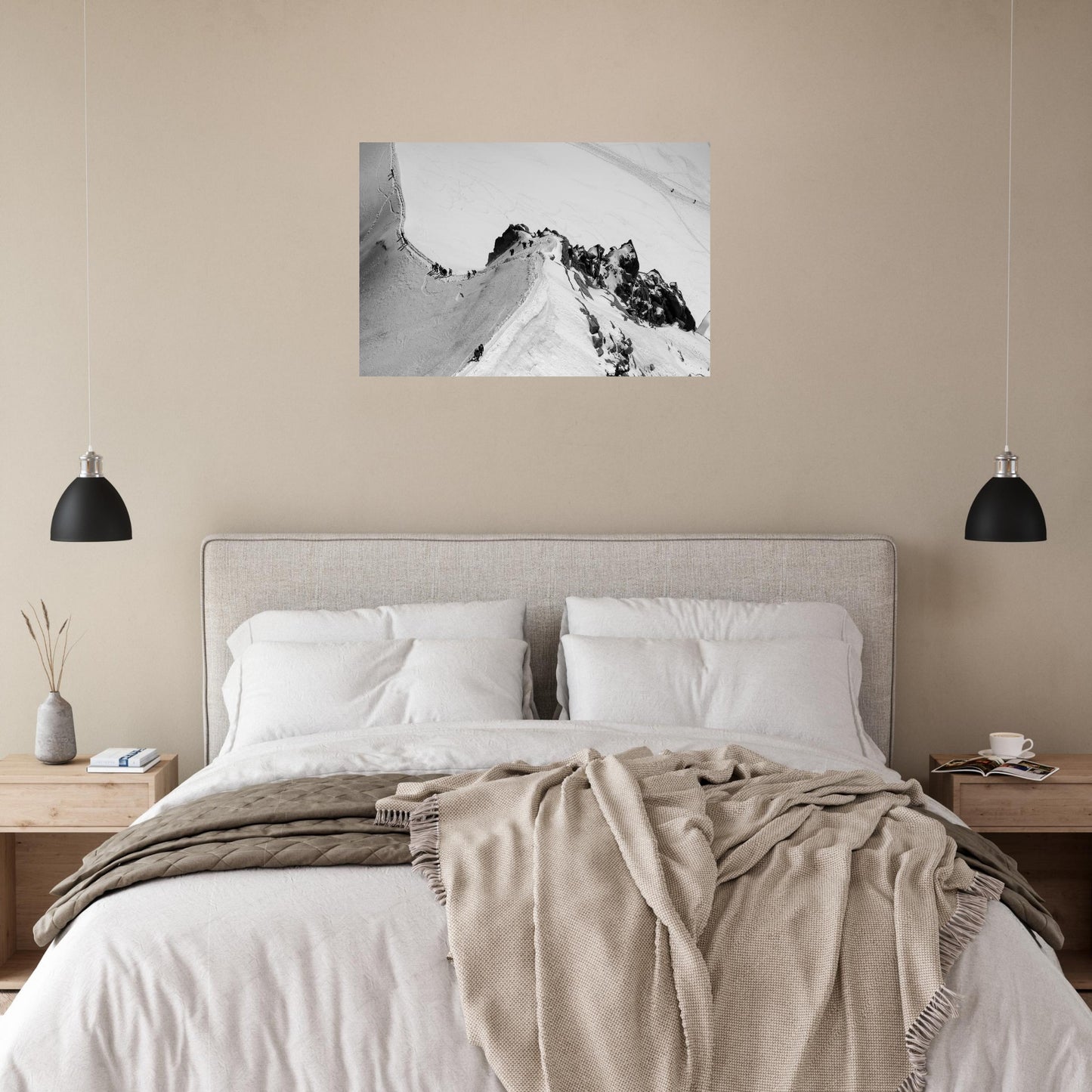 Tableau « alpinistes sur la Vallée Blanche depuis l’Aiguille du Midi en noir et blanc » dans un espace de travail – simulation 50 × 70 cm