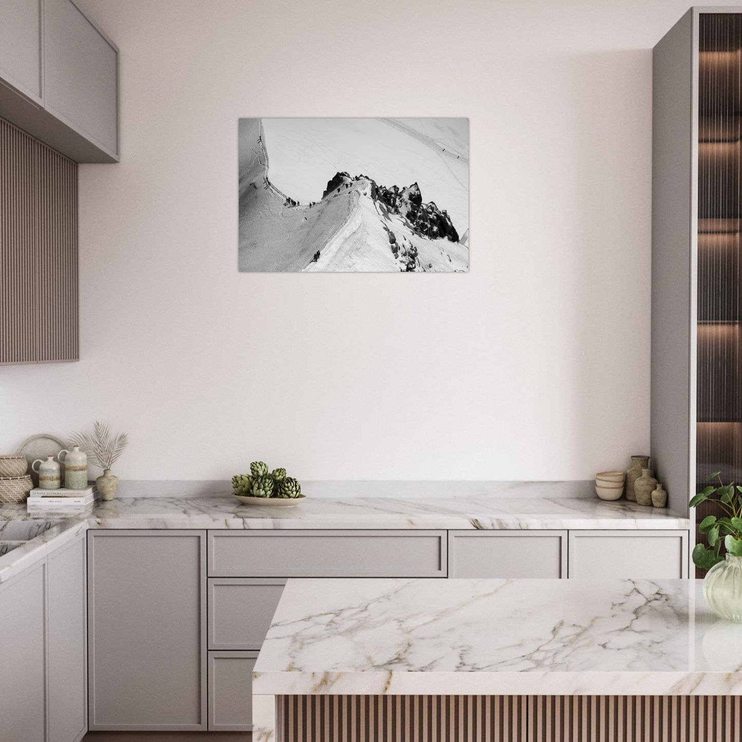 Tableau « alpinistes sur la Vallée Blanche depuis l’Aiguille du Midi en noir et blanc » dans une chambre – simulation 50 × 70 cm