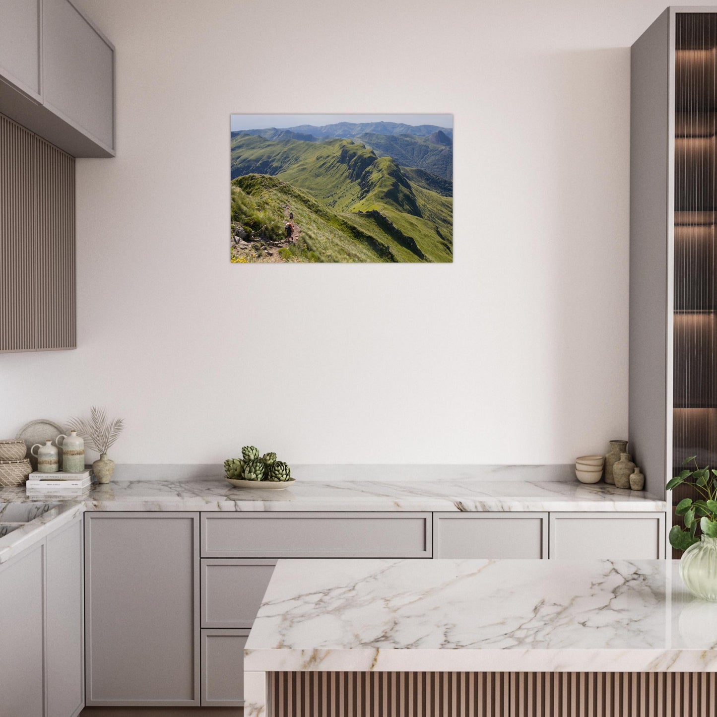 Tableau photo « le panorama volcanique des monts du Cantal depuis le Puy Mary » dans une chambre – simulation 60 × 90 cm