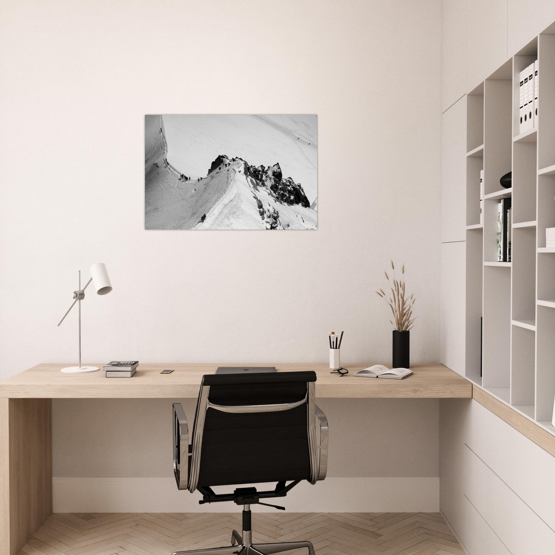 Tableau « alpinistes sur la Vallée Blanche depuis l’Aiguille du Midi en noir et blanc » sur un mur clair – simulation 50 × 70 cm