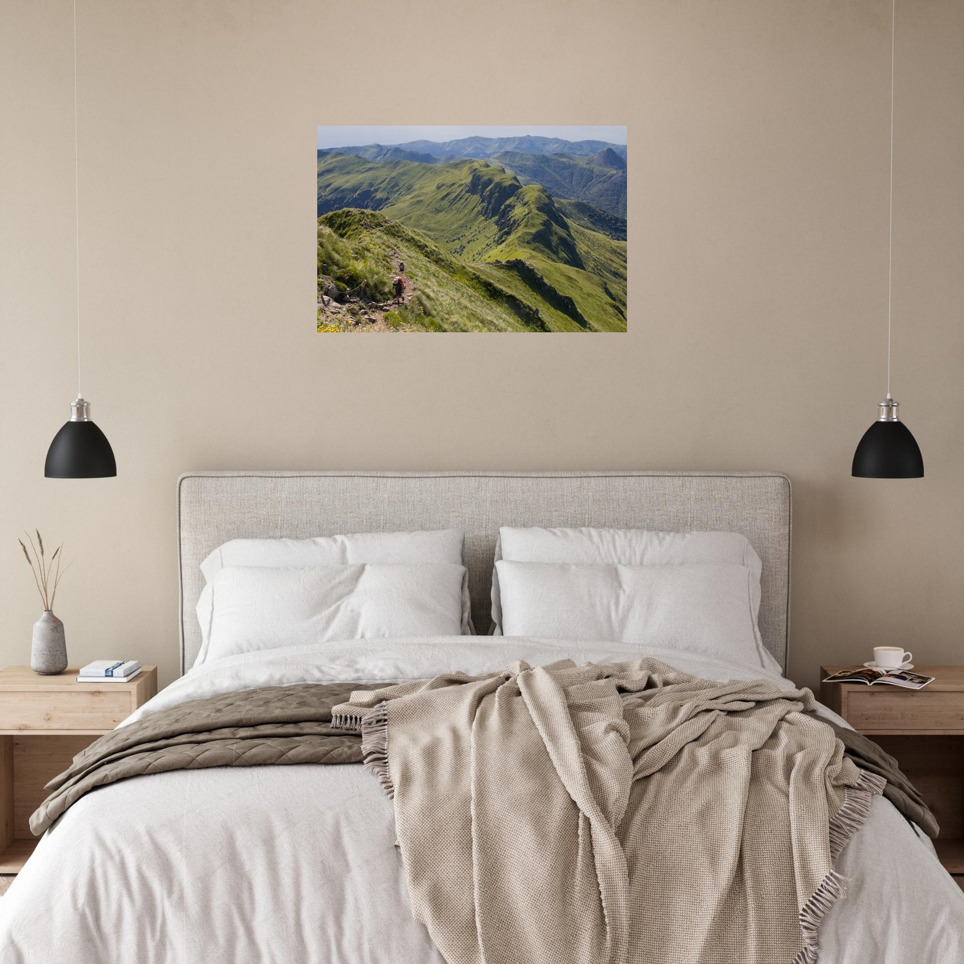 Tableau photo « le panorama volcanique des monts du Cantal depuis le Puy Mary » présenté sur un mur clair – simulation 60 × 90 cm