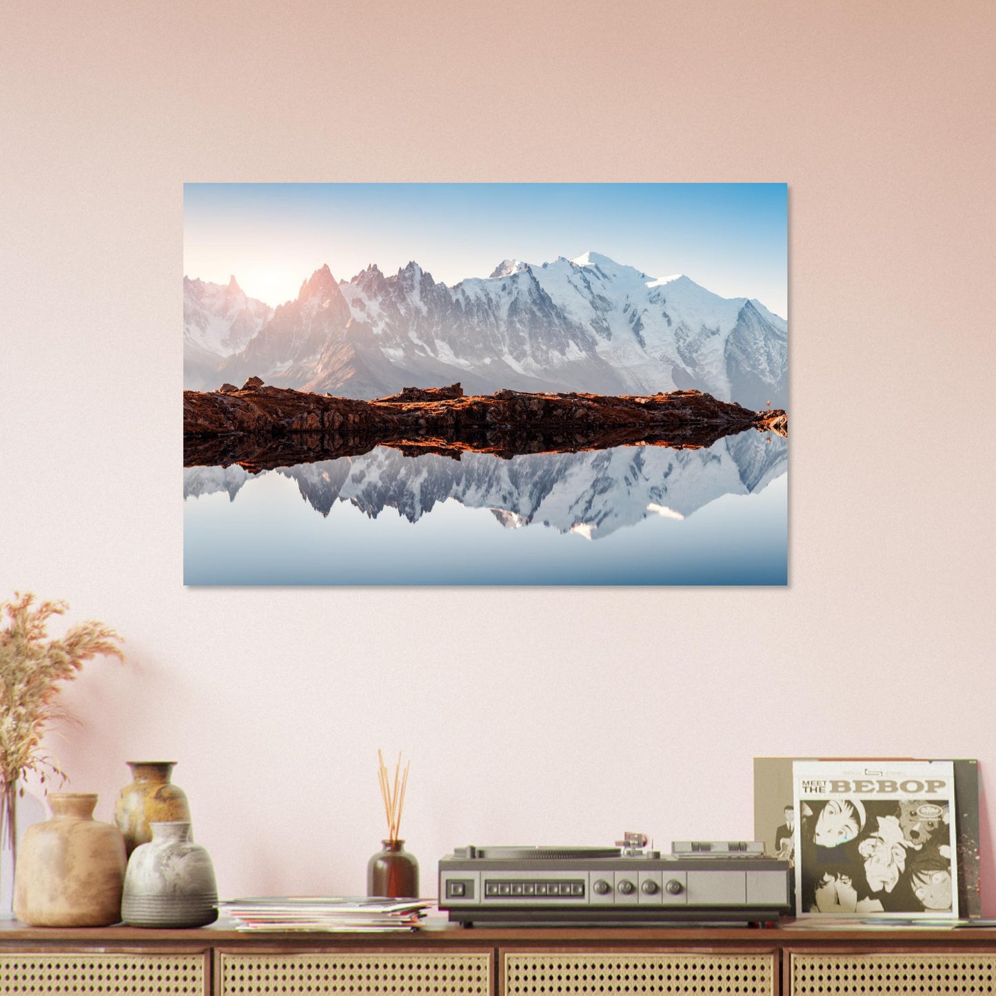 Tableau « lacs des Chéserys reflétant le massif du Mont-Blanc à Chamonix » dans un espace de vie – simulation 50 × 70 cm