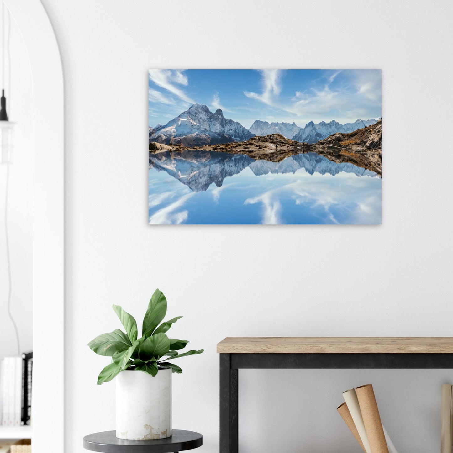 Tableau « Lac Blanc reflétant le massif du Mont-Blanc à Chamonix » dans un espace de travail – simulation 50 × 70 cm