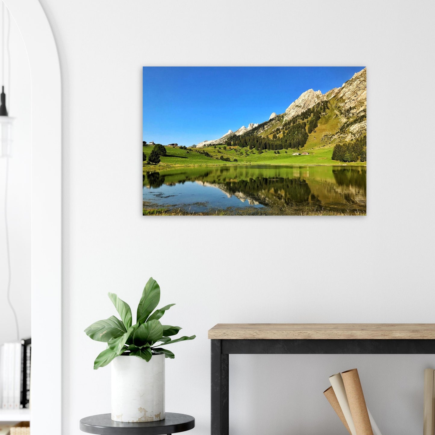 Tableau « lac des Confins face à la chaîne des Aravis à La Clusaz » en situation intérieure – simulation 50 × 70 cm