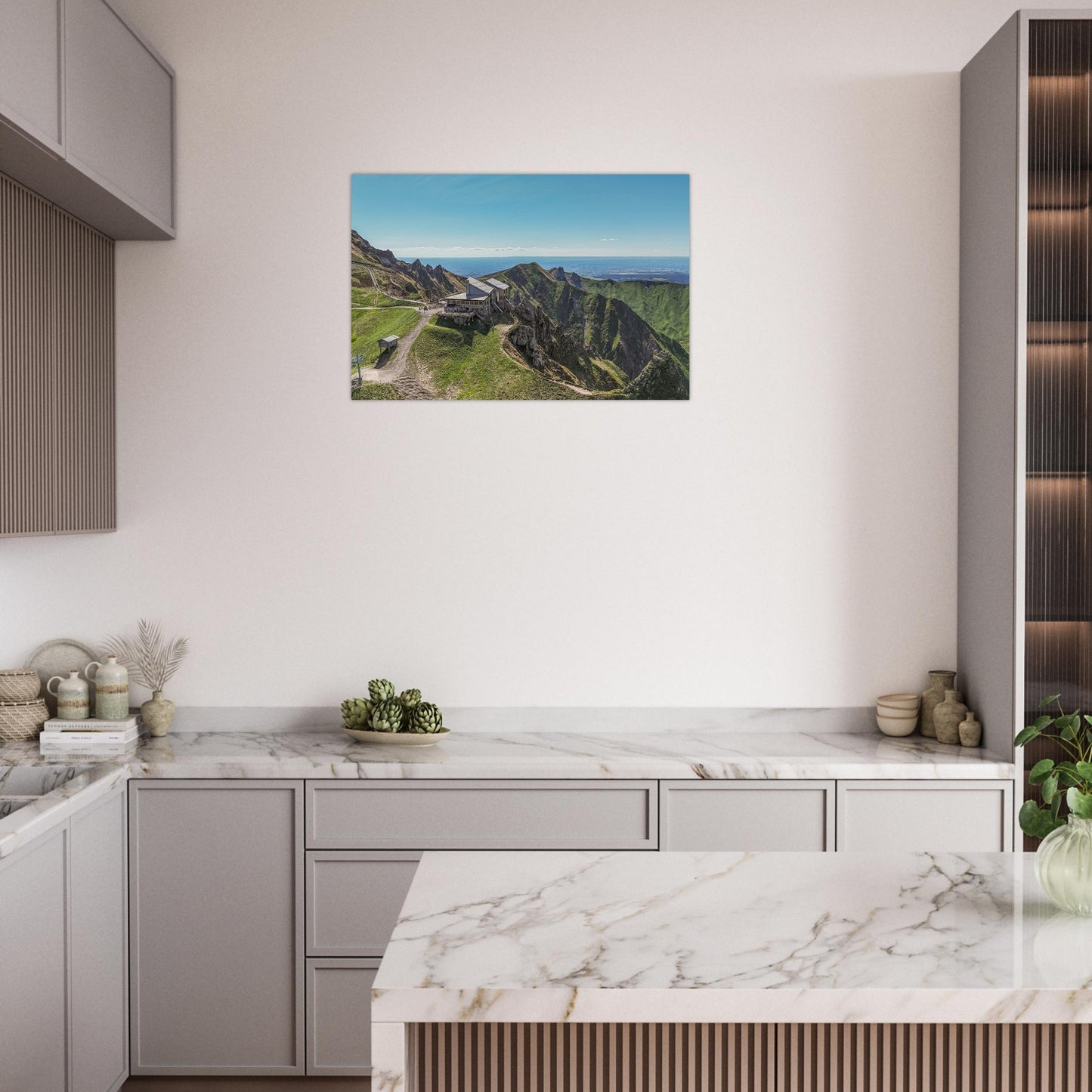 Tableau photo « le chemin des Crêtes du Sancy au-dessus du Mont-Dore en Auvergne » dans un espace de vie – simulation 60 × 90 cm