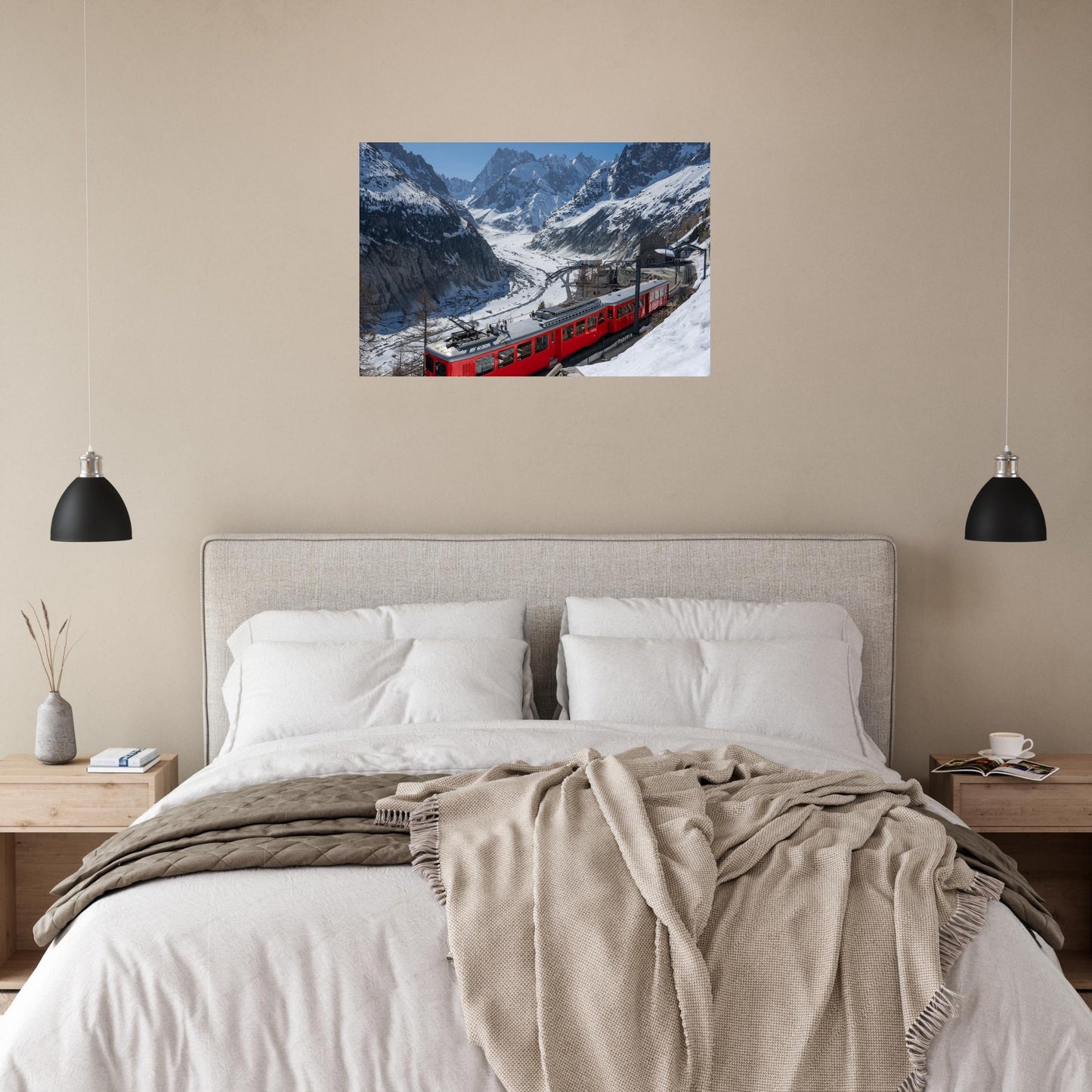 Tableau « train rouge du Montenvers face aux Grandes Jorasses à Chamonix » en situation intérieure – simulation 50 × 70 cm
